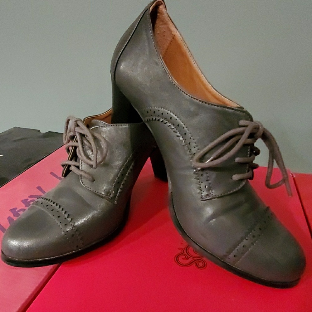 Gray dress shoes